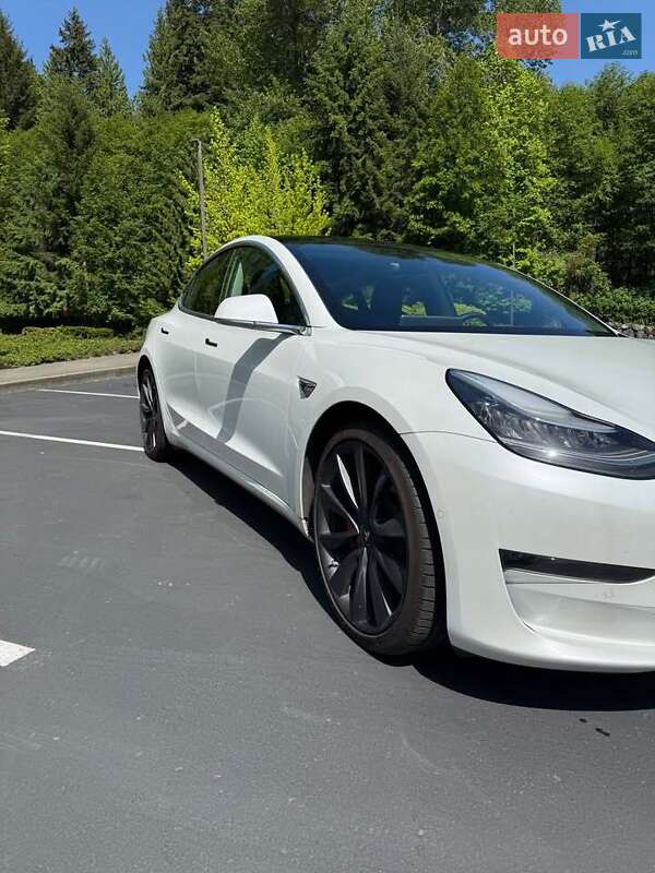 Седан Tesla Model 3 2020 в Луцке