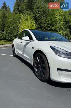 Седан Tesla Model 3 2020 в 