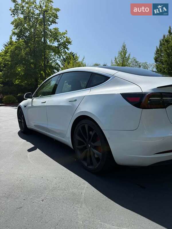 Седан Tesla Model 3 2020 в Луцке