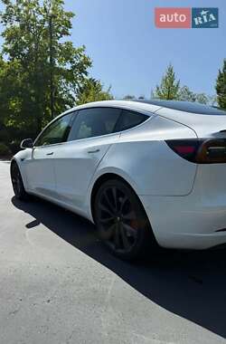 Седан Tesla Model 3 2020 в 