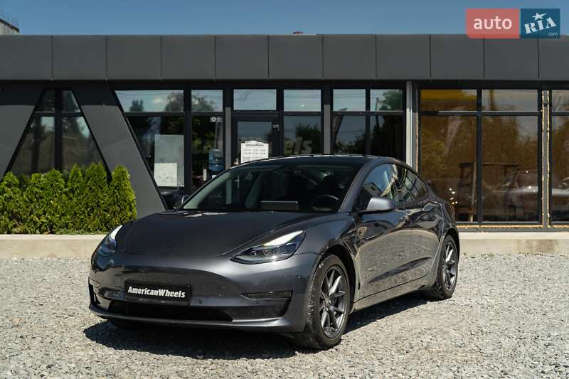 Седан Tesla Model 3 2022 в Черновцах