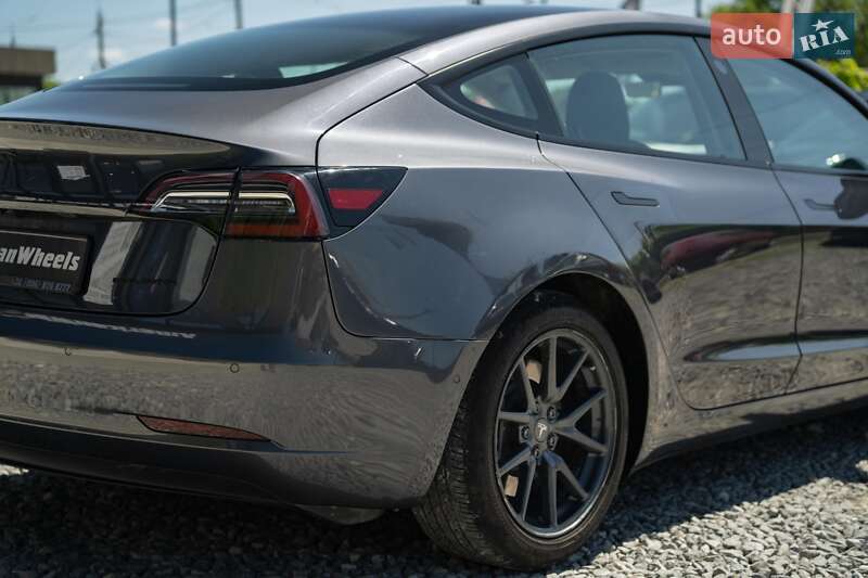 Седан Tesla Model 3 2022 в Черновцах