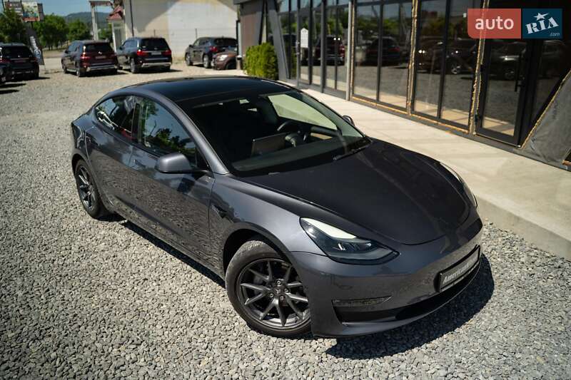 Седан Tesla Model 3 2022 в Черновцах