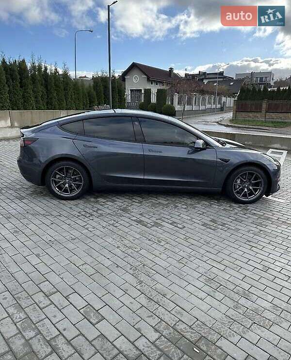 Седан Tesla Model 3 2022 в Львове
