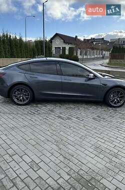 Седан Tesla Model 3 2022 в 