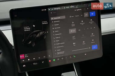 Седан Tesla Model 3 2019 в 