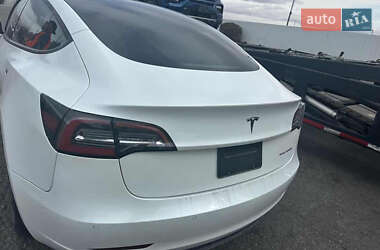 Седан Tesla Model 3 2022 в 