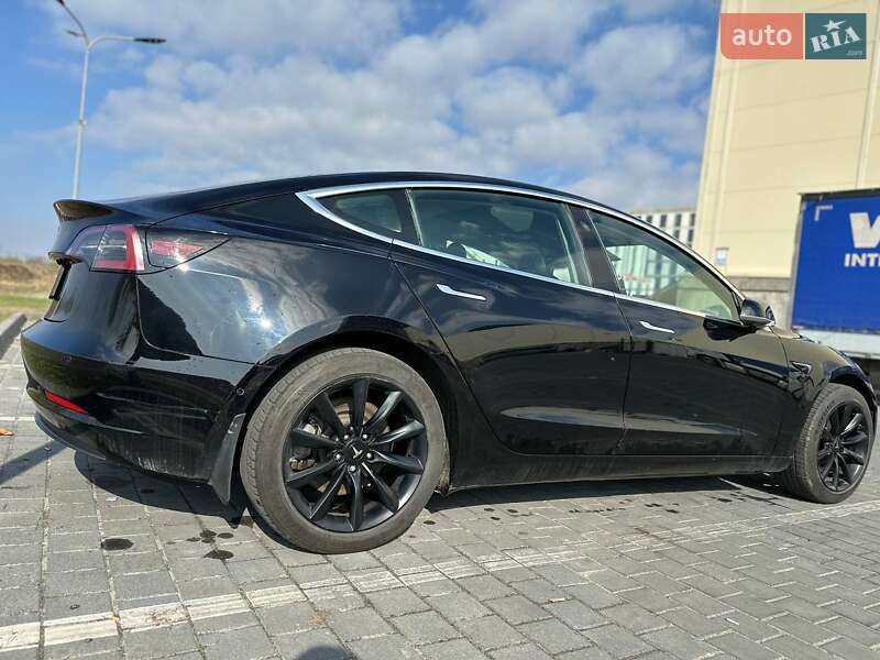 Седан Tesla Model 3 2019 в Львове