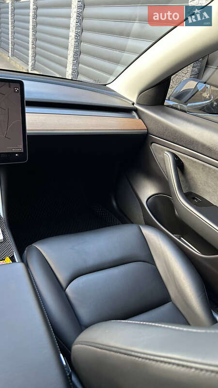 Седан Tesla Model 3 2019 в Львові
