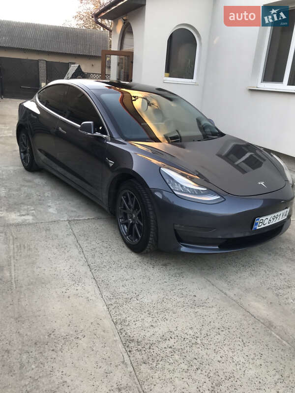 Седан Tesla Model 3 2019 в Львові