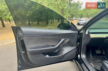 Седан Tesla Model 3 2021 в 