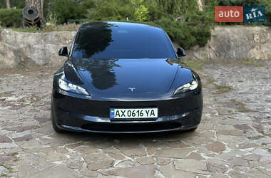 Седан Tesla Model 3 2024 в 