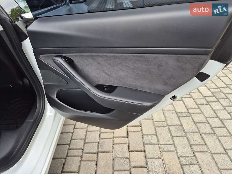 Седан Tesla Model 3 2020 в Івано-Франківську