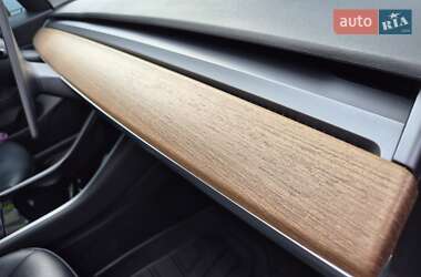 Седан Tesla Model 3 2020 в 