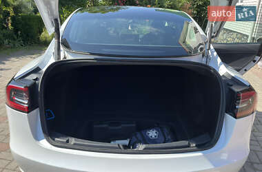 Седан Tesla Model 3 2023 в 