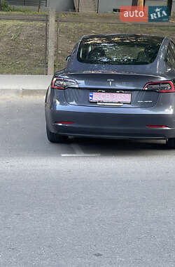 Седан Tesla Model 3 2022 в 