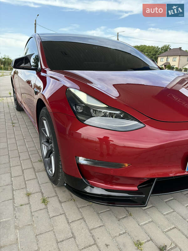 Седан Tesla Model 3 2021 в Чернівцях