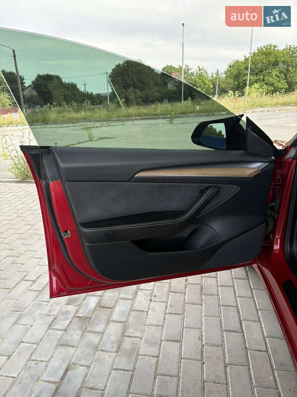 Седан Tesla Model 3 2021 в Чернівцях
