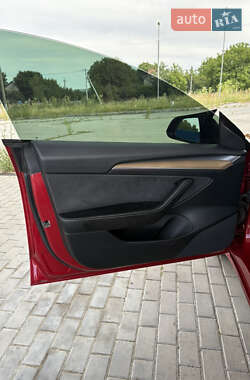 Седан Tesla Model 3 2021 в 