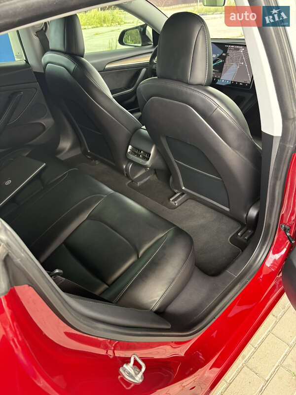 Седан Tesla Model 3 2021 в Чернівцях