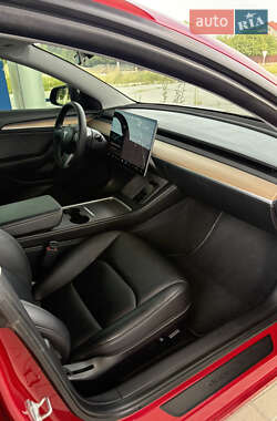 Седан Tesla Model 3 2021 в 
