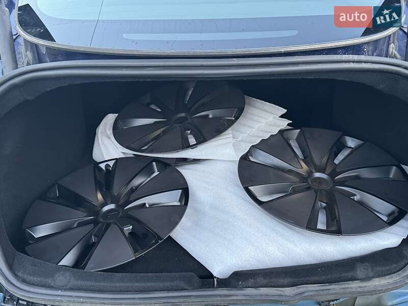 Седан Tesla Model 3 2024 в Львове