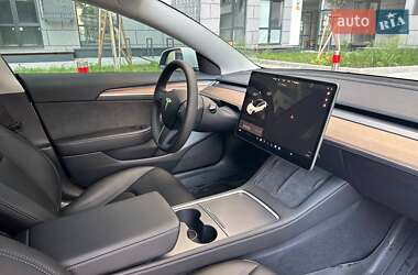 Седан Tesla Model 3 2023 в 