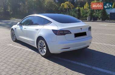 Седан Tesla Model 3 2022 в 