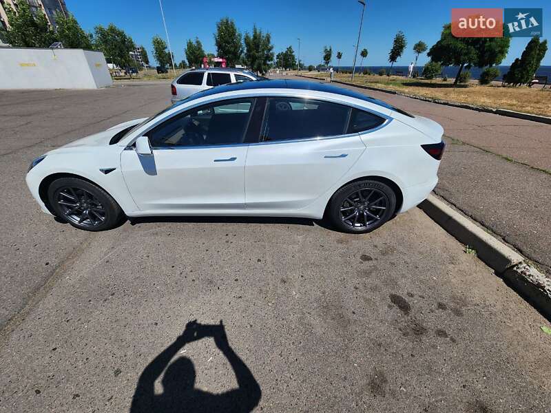 Седан Tesla Model 3 2020 в Черкассах