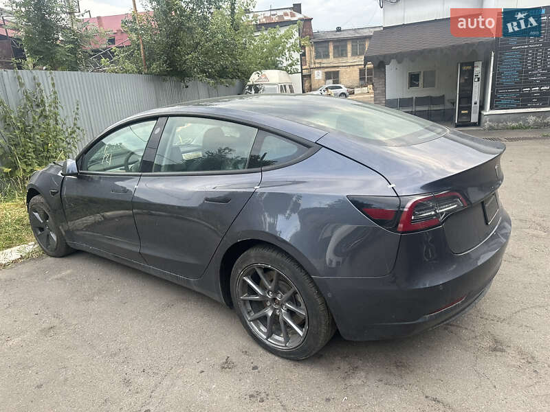 Седан Tesla Model 3 2022 в 