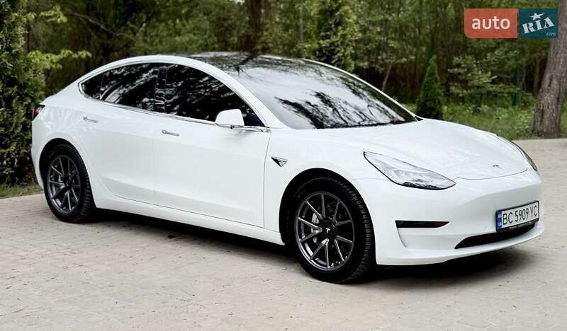 Седан Tesla Model 3 2018 в Львові