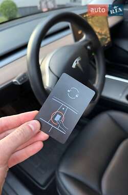Седан Tesla Model 3 2021 в 