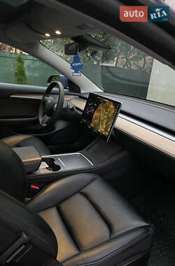 Седан Tesla Model 3 2022 в 