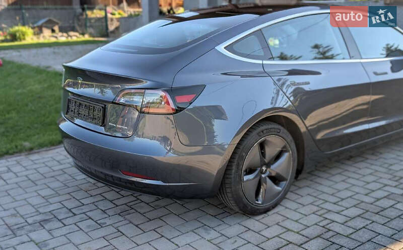 Седан Tesla Model 3 2020 в 