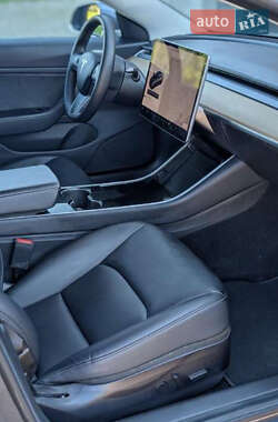 Седан Tesla Model 3 2020 в 