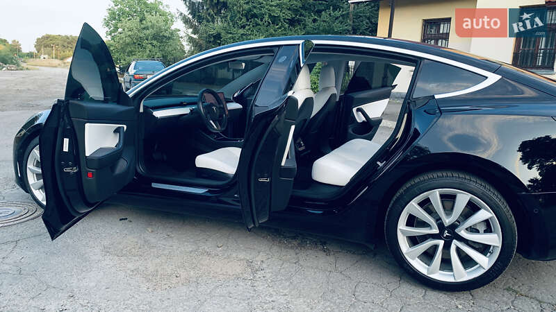 Седан Tesla Model 3 2018 в Жовкві