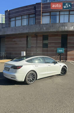 Седан Tesla Model 3 2021 в 