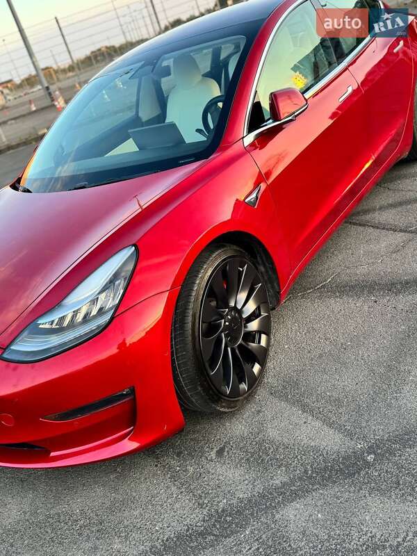 Седан Tesla Model 3 2018 в Львові