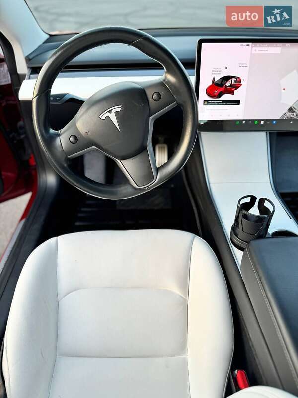 Седан Tesla Model 3 2018 в Львові