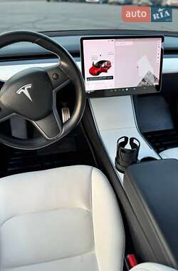 Седан Tesla Model 3 2018 в Львове