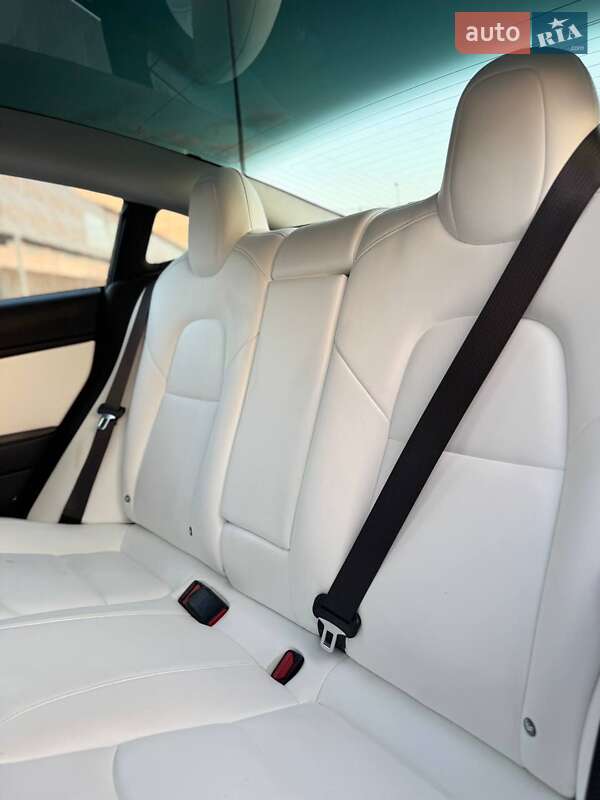 Седан Tesla Model 3 2018 в Львові