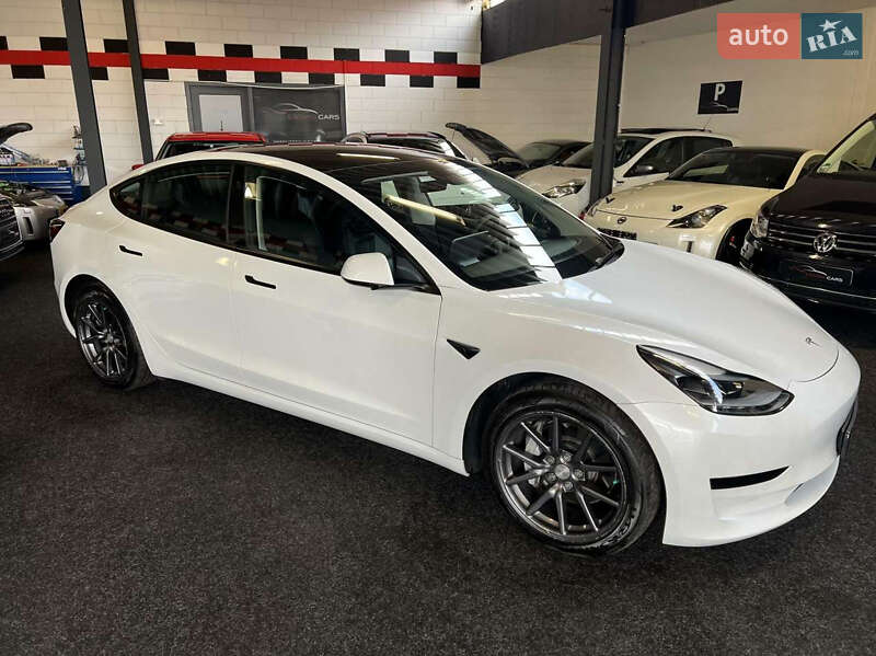 Седан Tesla Model 3 2021 в 