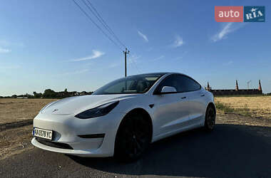 Седан Tesla Model 3 2021 в 