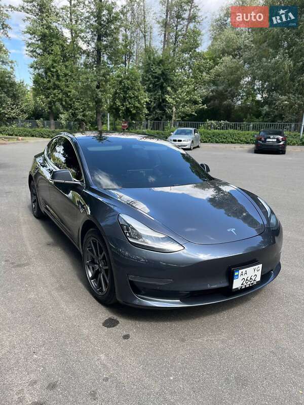 Седан Tesla Model 3 2018 в Ирпене