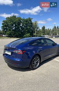 Седан Tesla Model 3 2022 в 