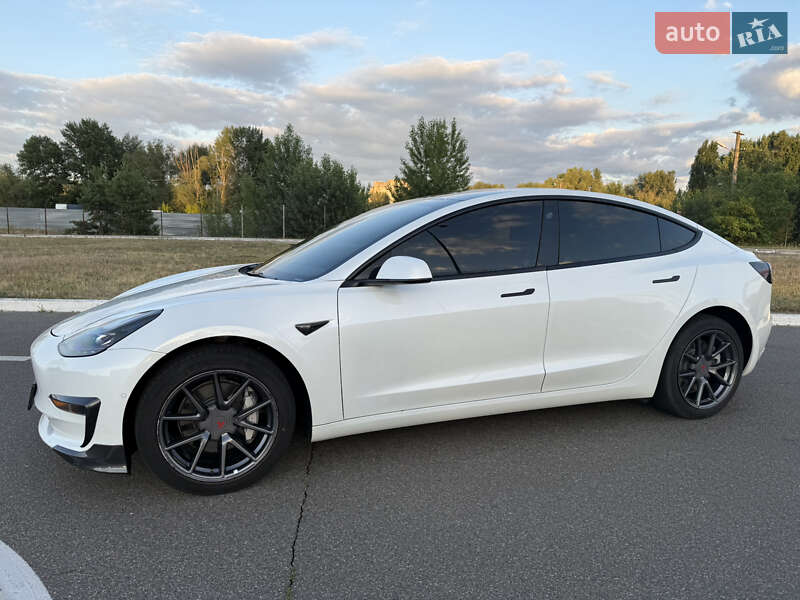 Седан Tesla Model 3 2022 в Киеве