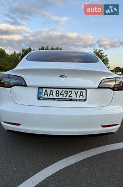 Седан Tesla Model 3 2022 в 