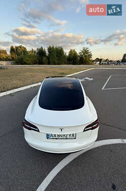 Седан Tesla Model 3 2022 в 