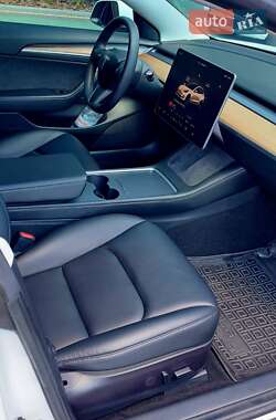 Седан Tesla Model 3 2022 в 