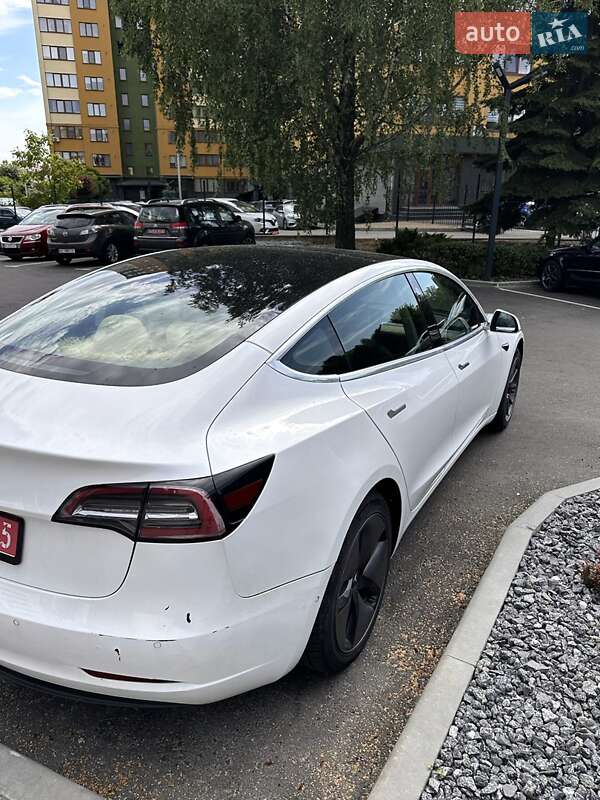 Седан Tesla Model 3 2019 в Львове